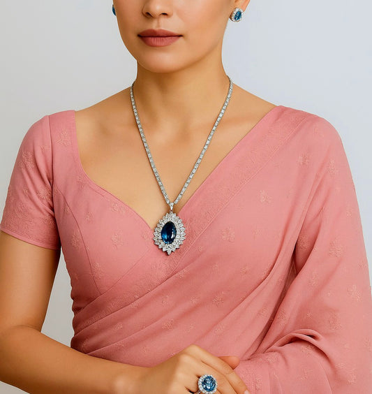 💎 A bold sapphire, a halo of diamond set Along with matching ring